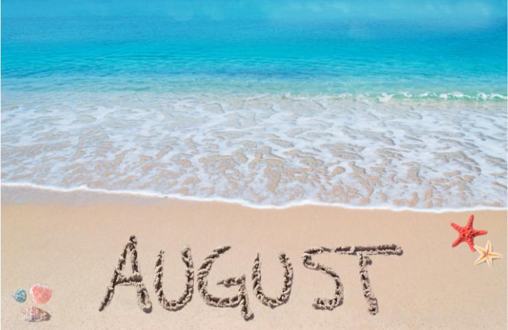 Spiaggia e mare e la scritta August sulla sabbia