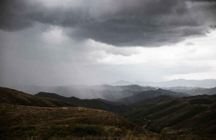 Cielo che minaccia pioggia in montagna