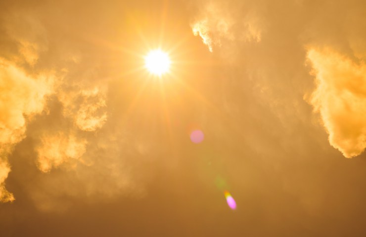 Un cielo estivo caldo ed assolato