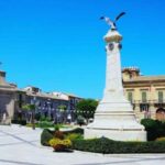 piazza con al centro un monumento