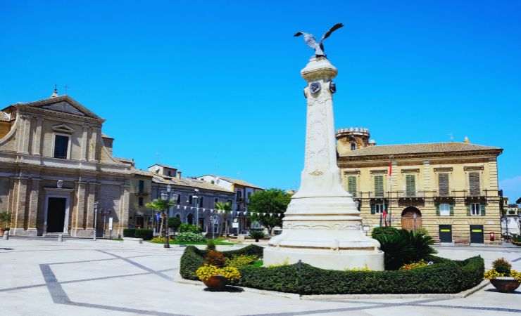 piazza con al centro un monumento 