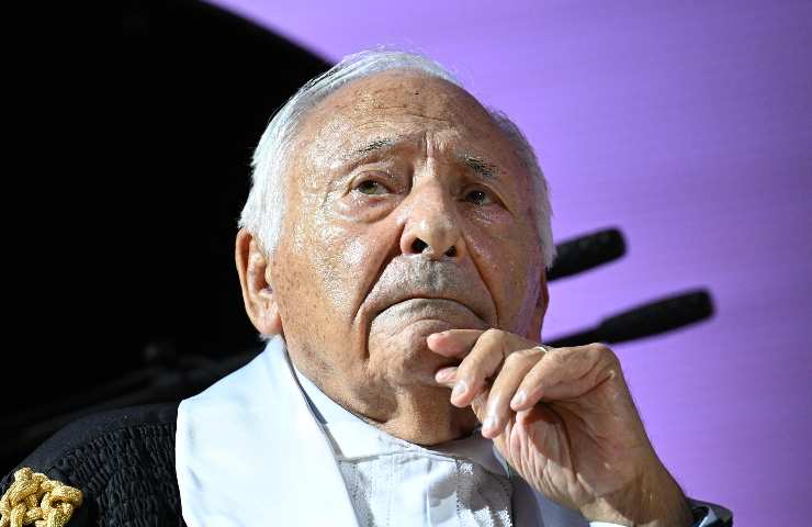 mogol con mano sul mento