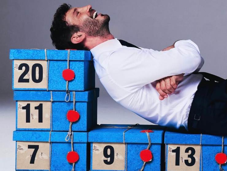 stefano de martino con i pacchi di affari tuoi 