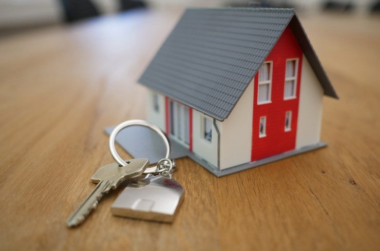 casetta in miniatura e accanto delle chiavi