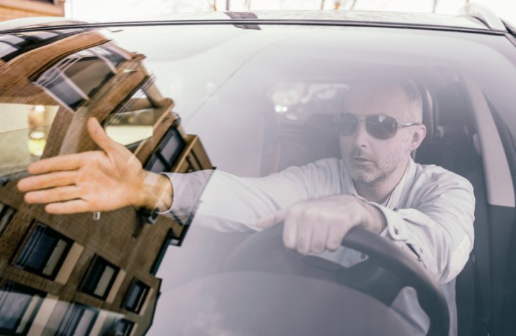automobilista nervoso che fa un gesto con la mano