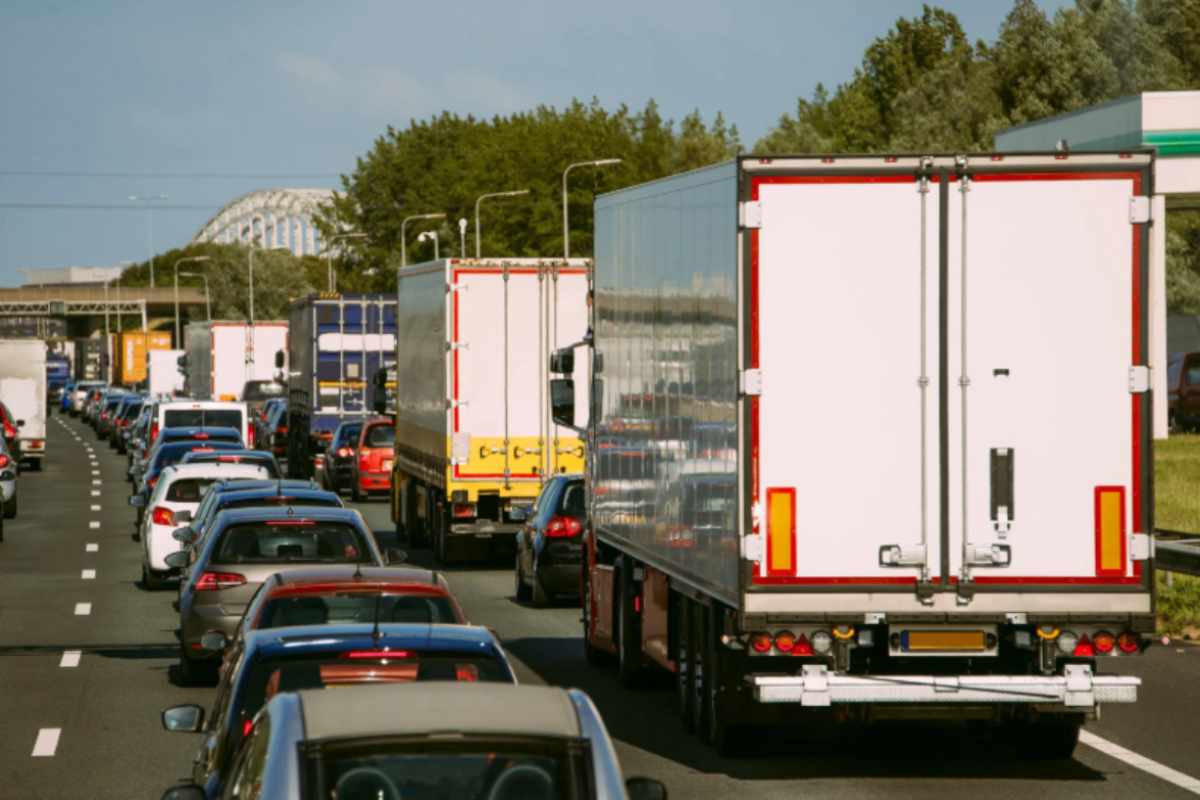 camion e auto in coda in autostrada