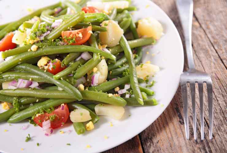 piatto di verdure a insalata