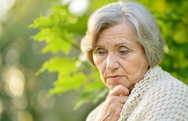 donna anziana triste all'aperto