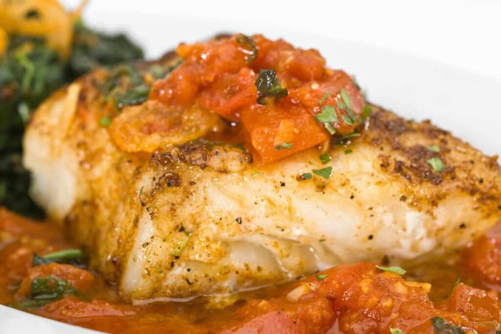 pezzo di baccalà con il pomodoro e prezzemolo