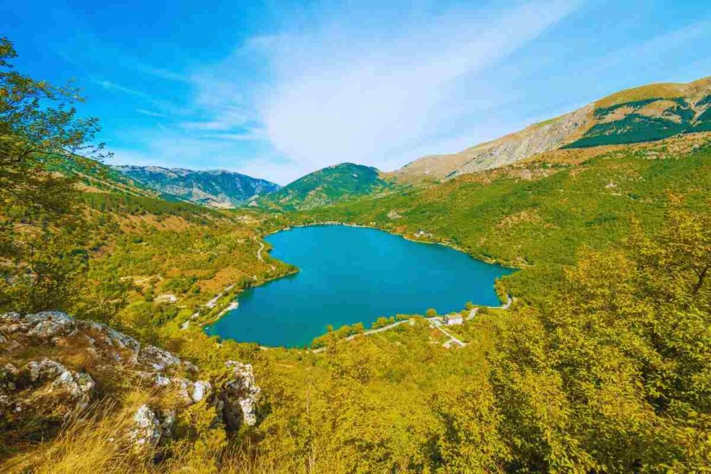 lago a forma di cuore