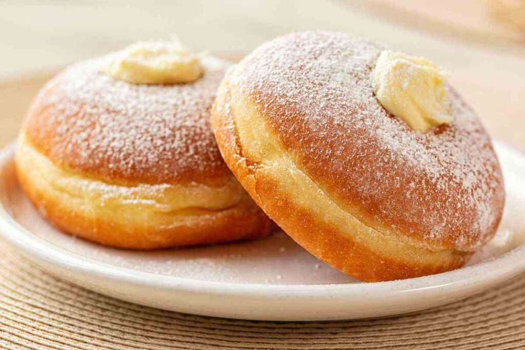 due bombe alla crema nel piatto