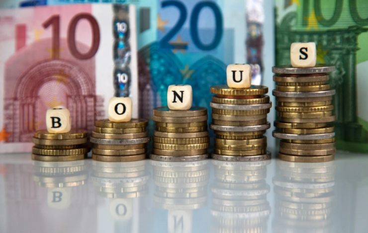 banconote e monete di euro e scritta bonus