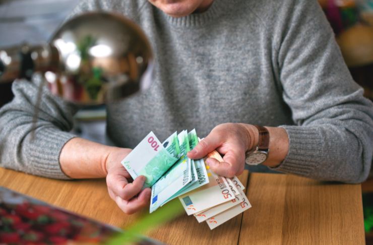 uomo che conta delle banconote