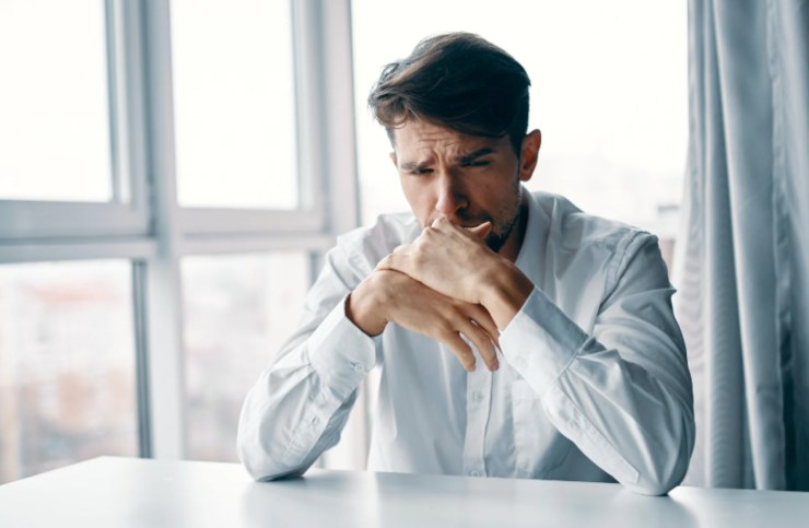 uomo con espressione preoccupata