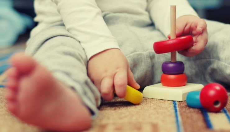 bambino piccolo che gioca