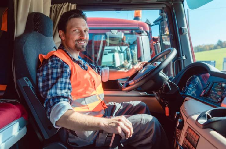 camionista seduto sul camion
