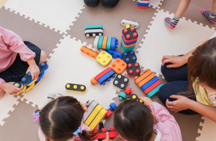 bambini che giocano all'asilo nido