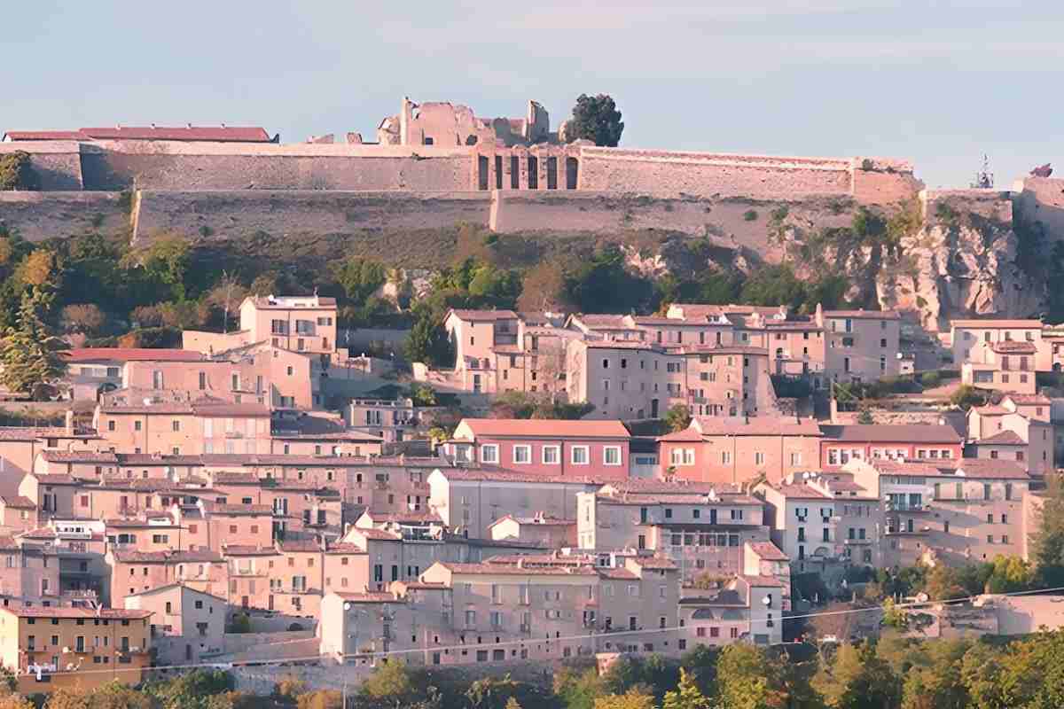 un borgo su di una collina