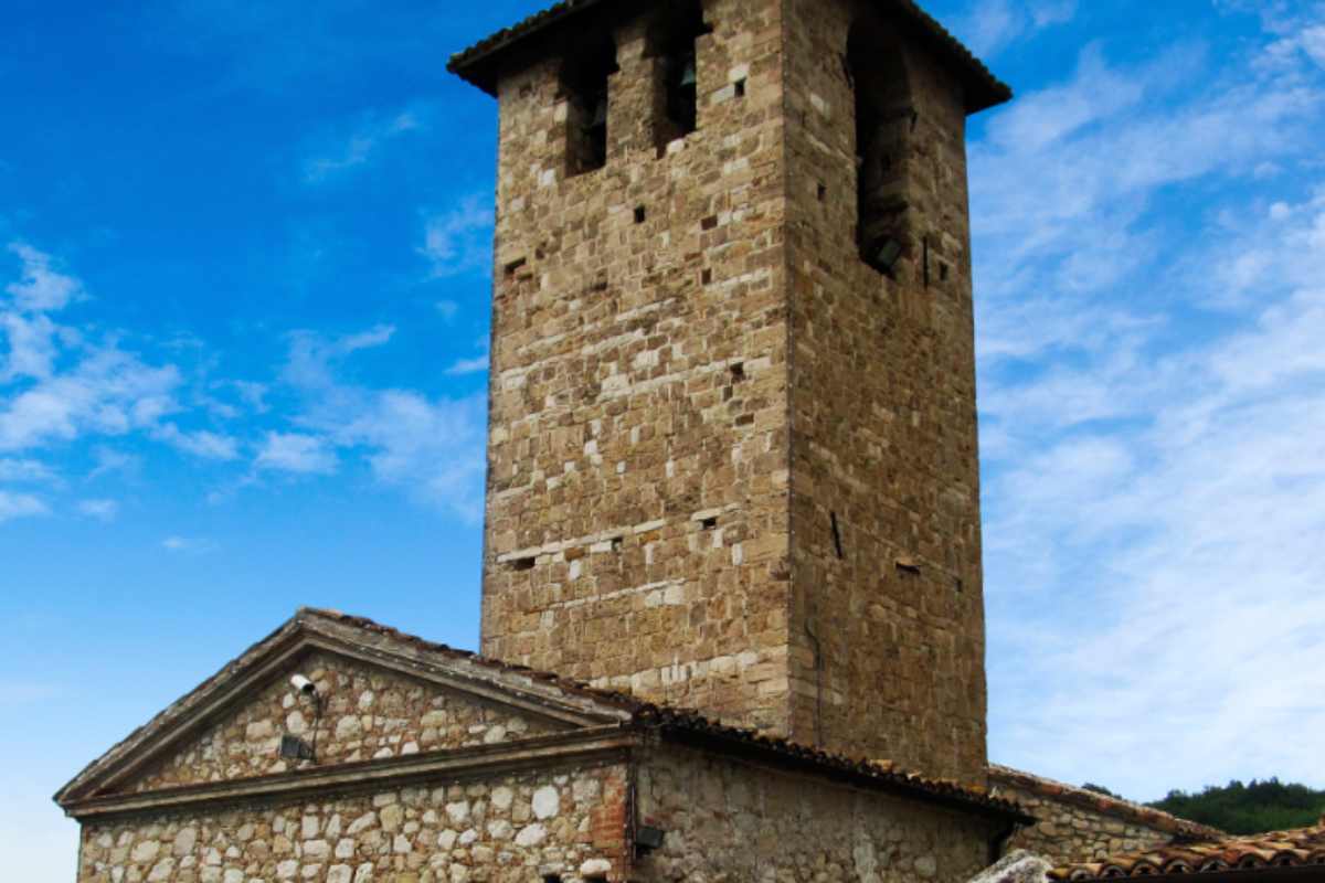 edificio in pietra che si staglia verso il cielo