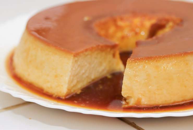 budino nel piatto con una fetta mancante