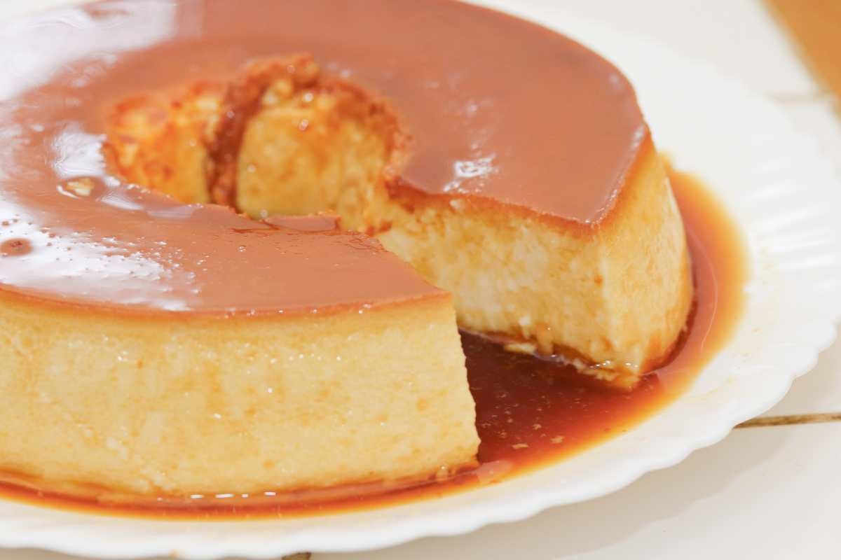 budino nel piatto con una fetta mancante