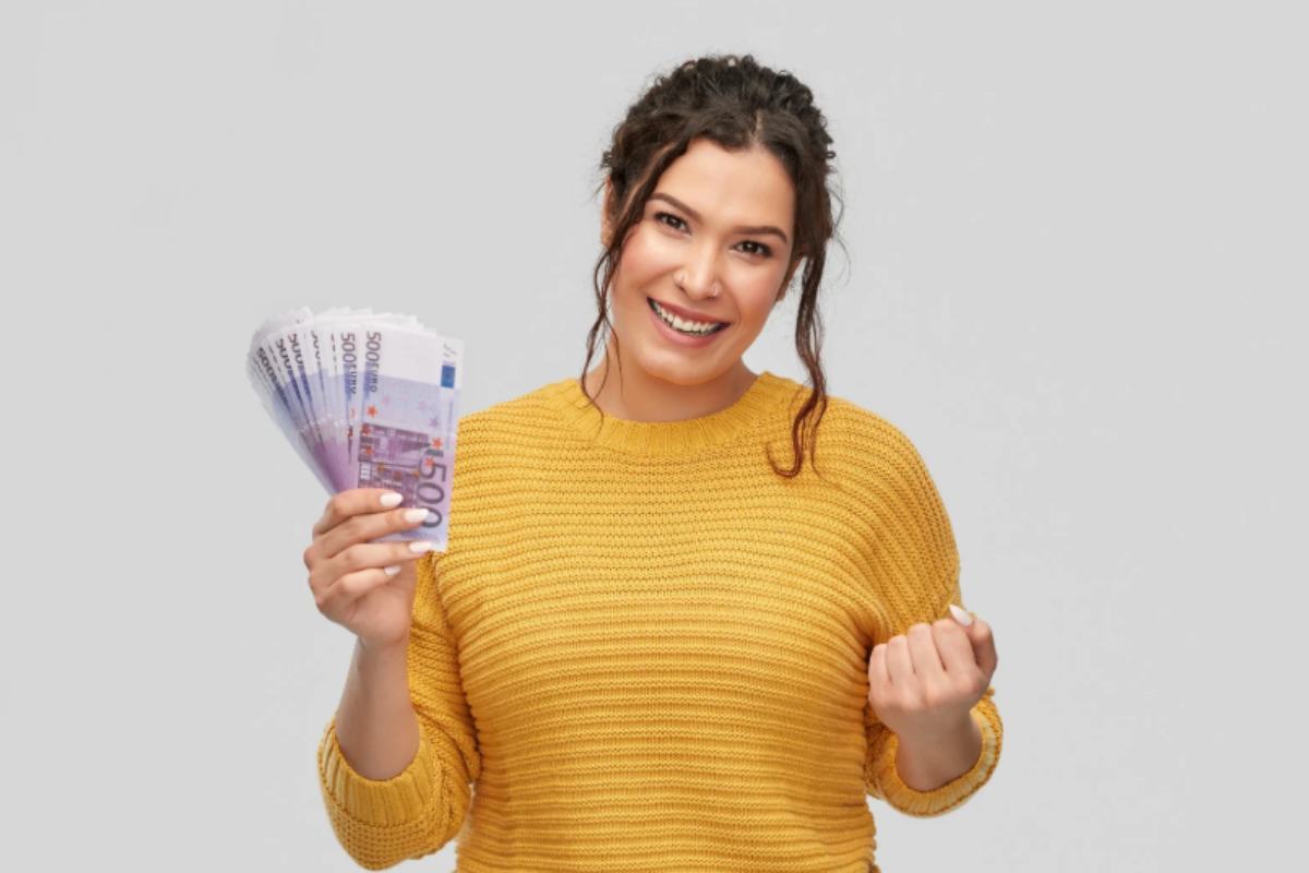 donna felice con delle banconote in mano
