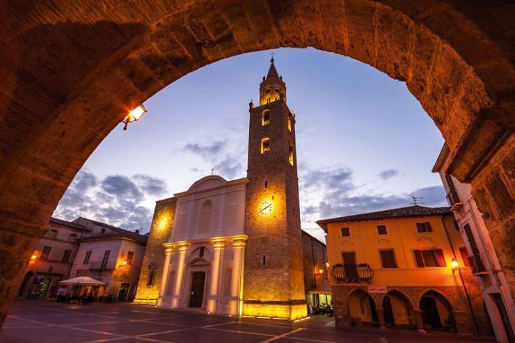 una piazza con una torre