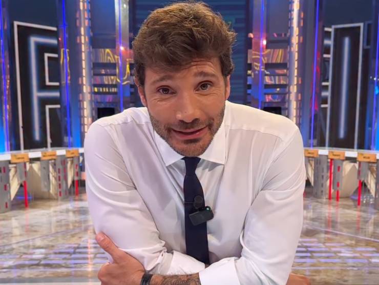 stefano de martino su instagram nello studio di affari tuoi 