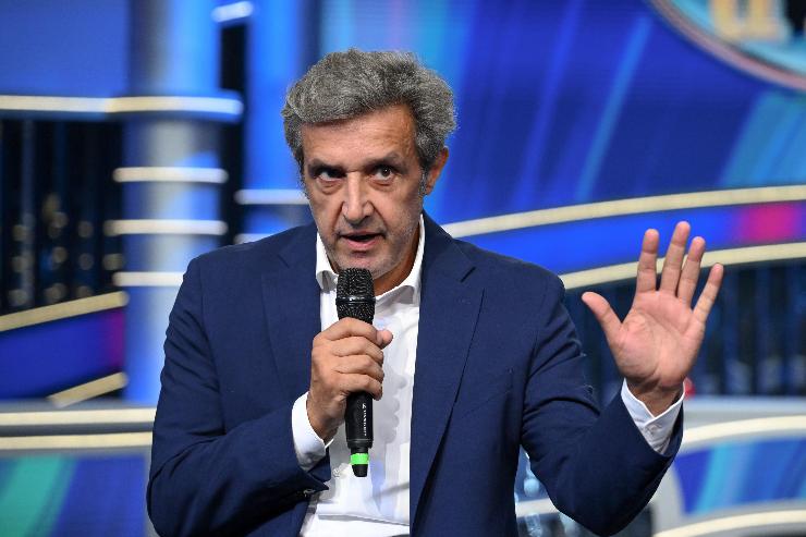 flavio insinna con microfono