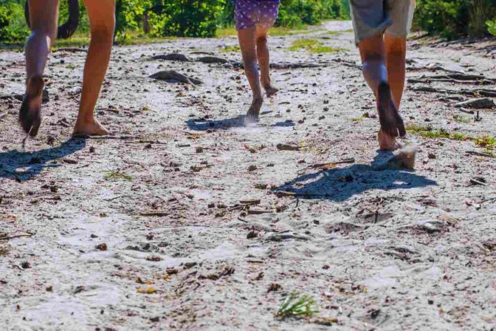 persone che corrono a piedi scalzi