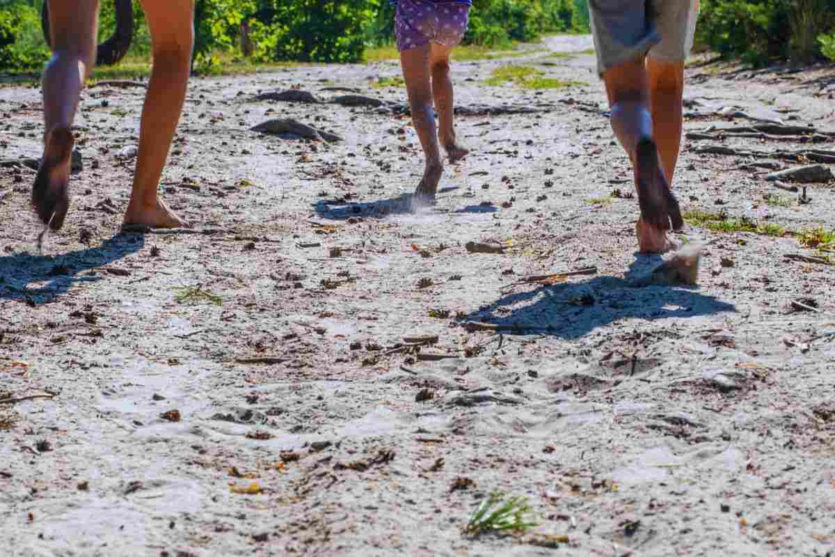 persone che corrono a piedi scalzi