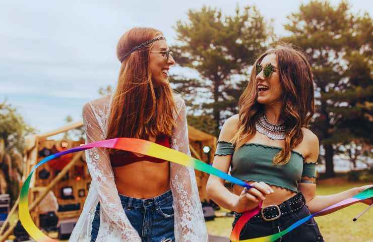 due ragazze che si divertono in estate