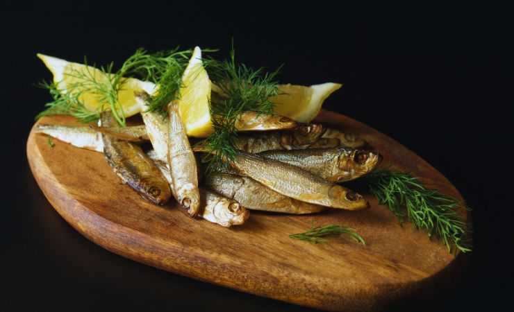 acciughe, limone ed erbette su tagliere