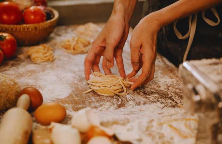 mani di donna che lavorano pasta