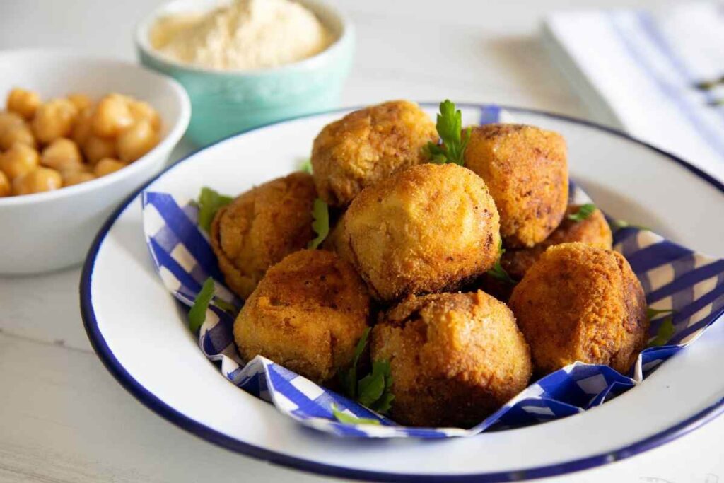 piatto con crocchette di ceci