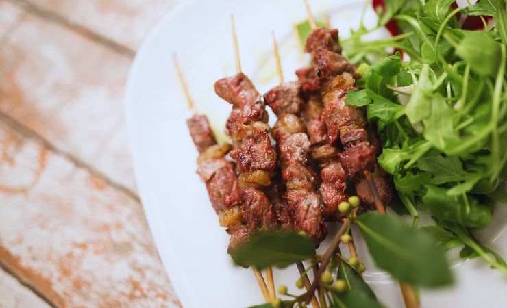 arrosticino in un piatto