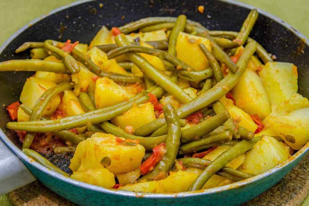 padella con patate, fagiolini e pomodorini cotti