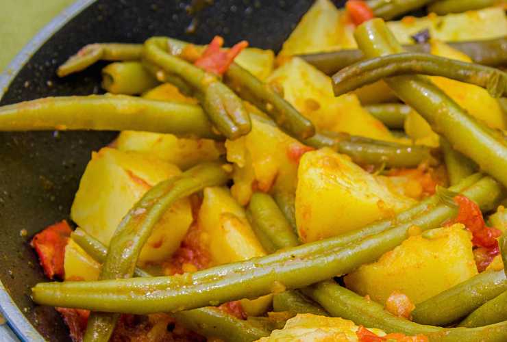 patate, fagiolini e pomodorini cotti
