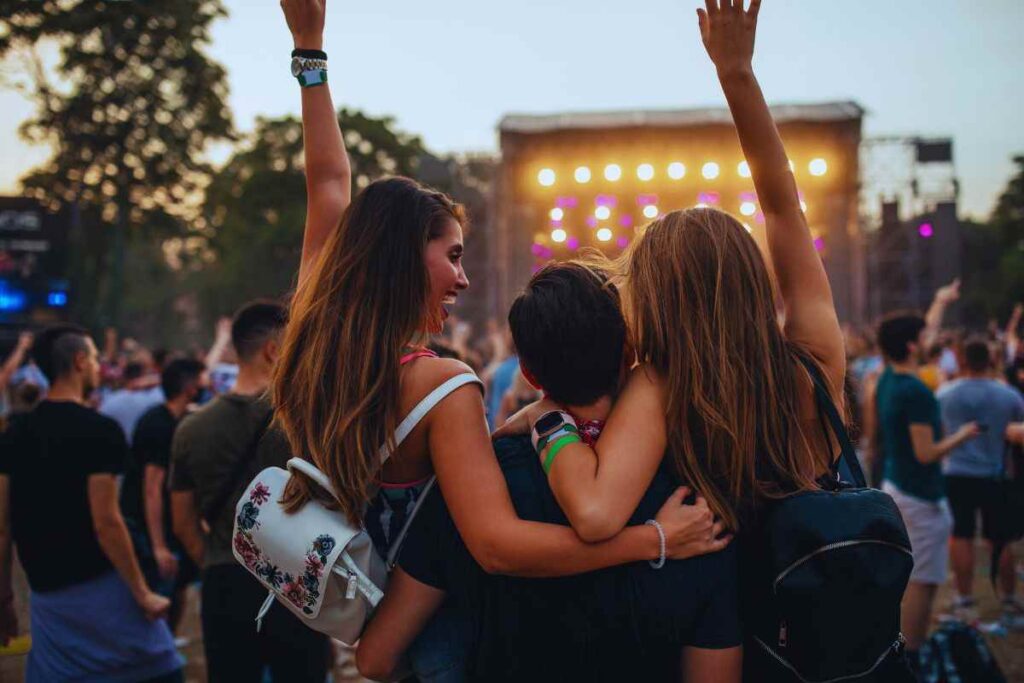 ragazzi in piazza che ballano