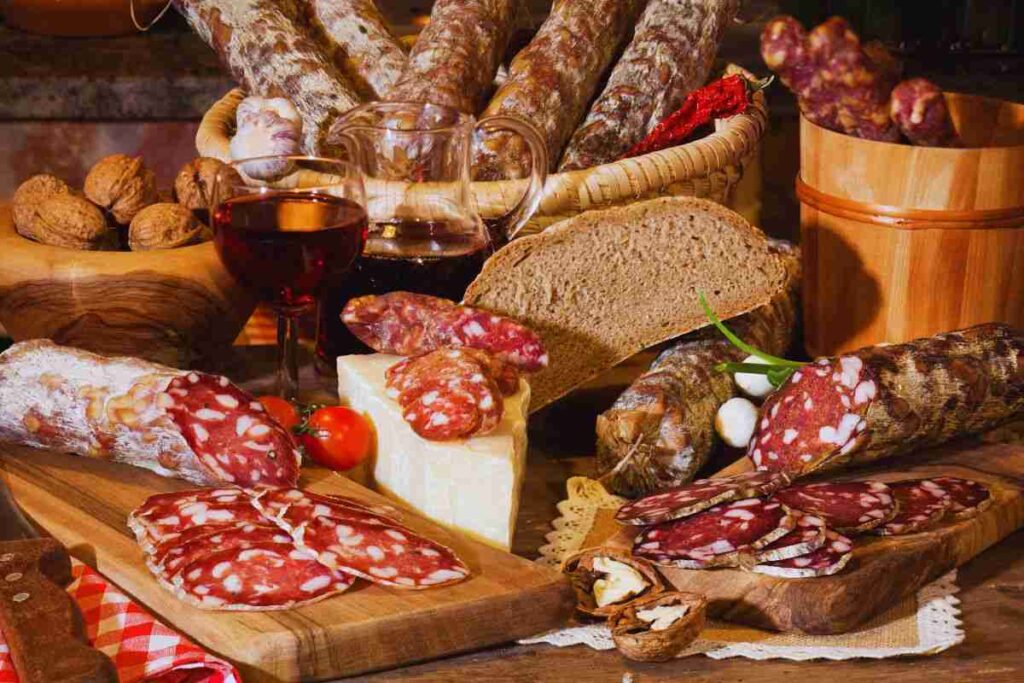 salumi e pane sparsi su tavolo