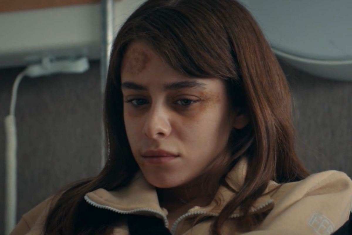 ela in una scena di innocence