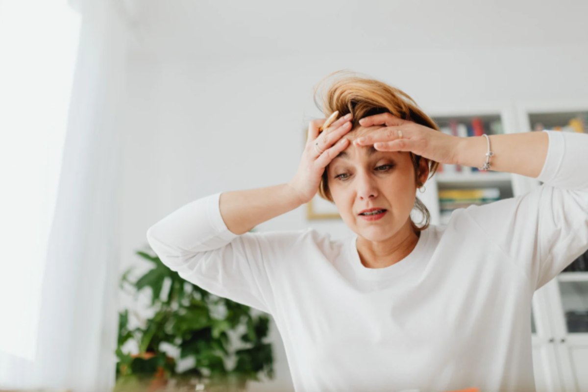 donna preoccupata con le mani sulla fronte