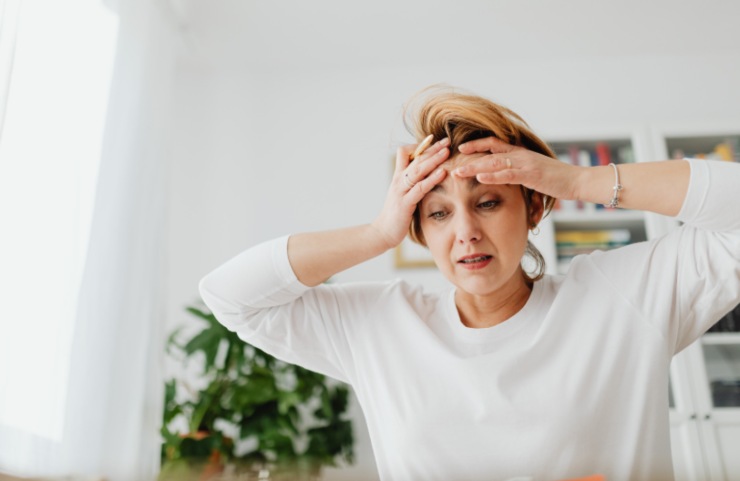 donna disperata con le mani sulla fronte