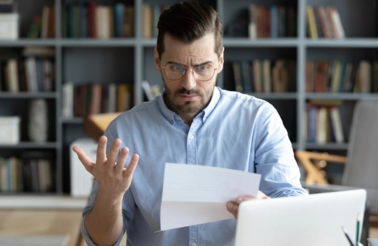 uomo che legge un foglio