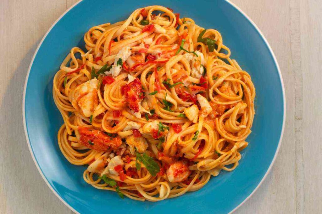 piatto di linguine con baccalà e pomodorini