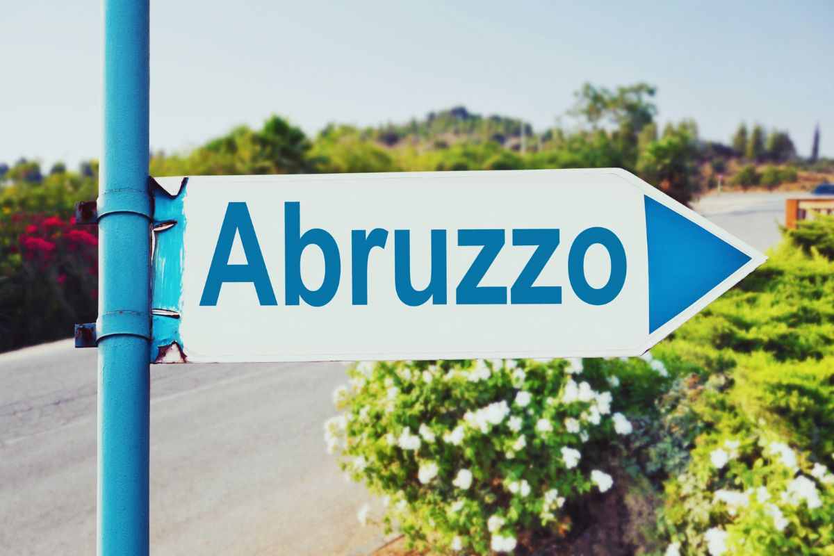 cartello con indicazione abruzzo