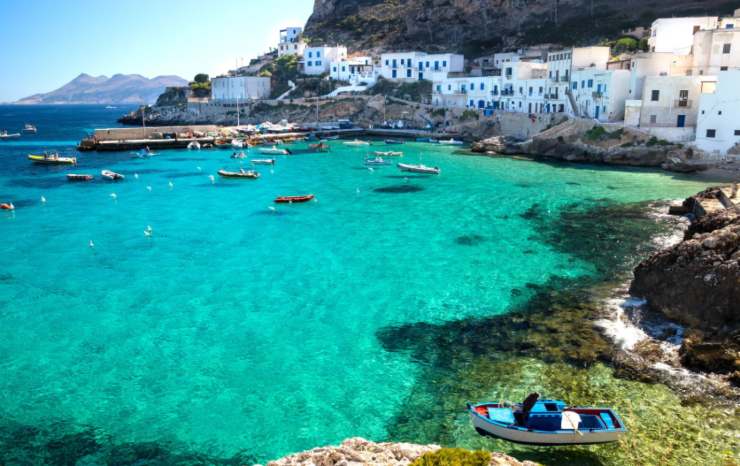 spiaggia barche e case