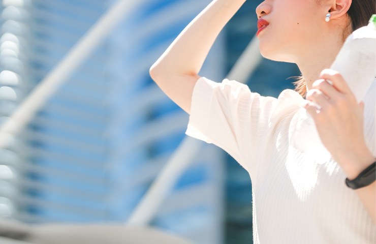 donna al sole con braccio alzato