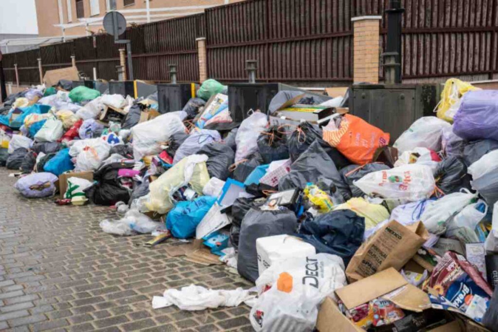 sacchi di rifiuti per la strada