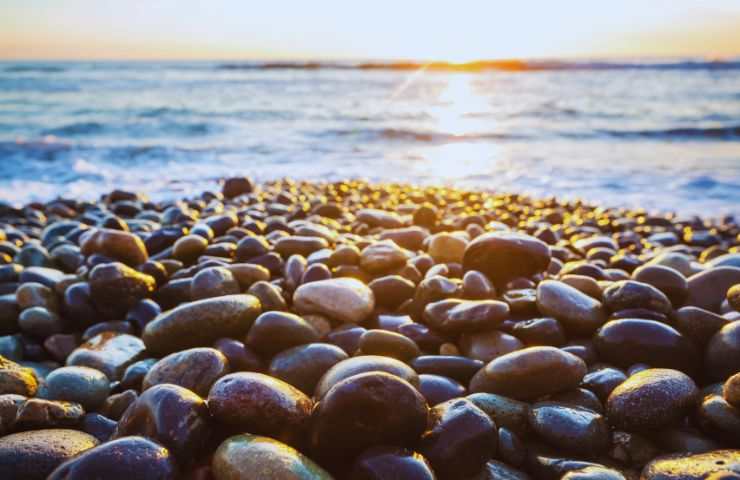 mare e spiaggia di ciottoli